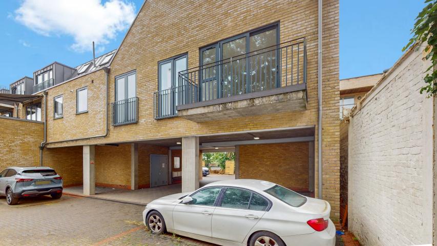			3 Bedroom, 3 bath, 1 reception Apartment			 Dignam Close , Cricklewood